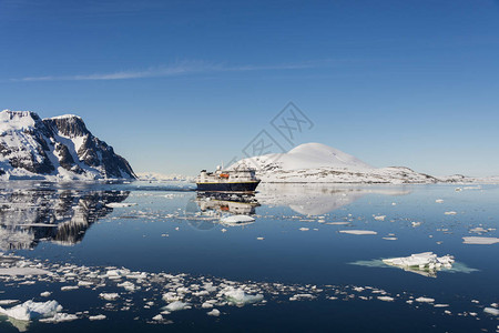 与船的南极风景图片