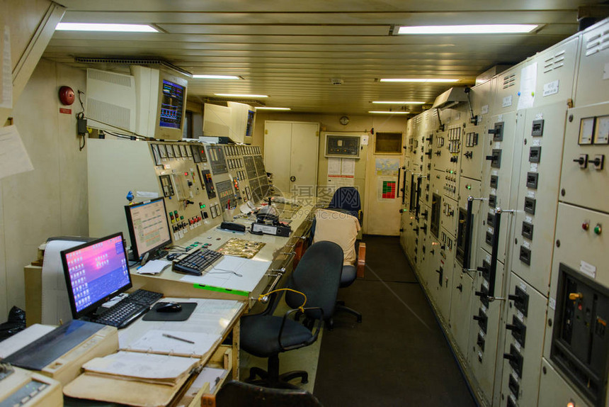 大船上的发动机控制室图片