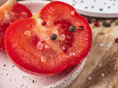 半条西红柿洒满盐和胡椒图片
