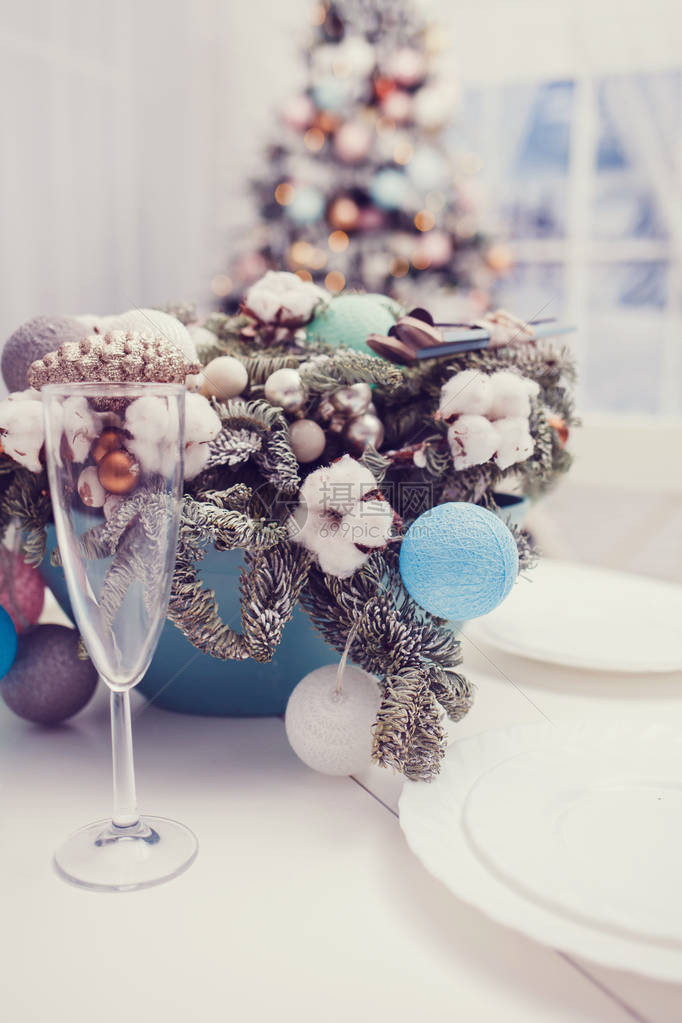 庆祝圣诞节和新年假期的餐桌布置图片