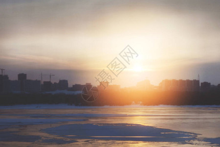 西伯利亚冬季河沿岸图片