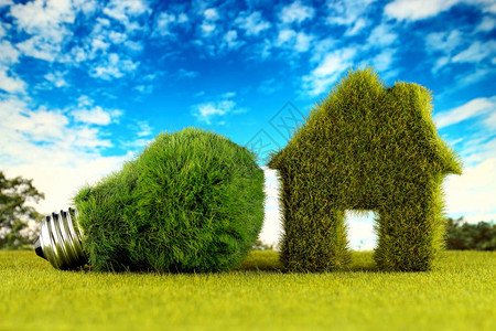绿色生态灯泡和生态房子图标概念与草和蓝天背景可再生能源电图片