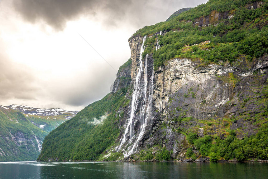 挪威峡湾的惊人瀑布在高图片