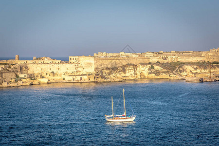 在马耳他的一艘帆船航行其背景是具有历图片