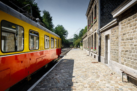 前往比利时火车站的火车图片