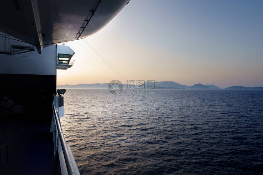 日落时在海上航行的船图片
