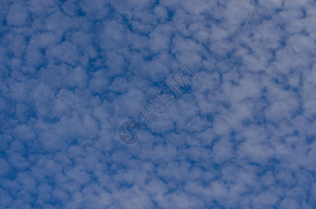 夏天蓝上的薄云图片