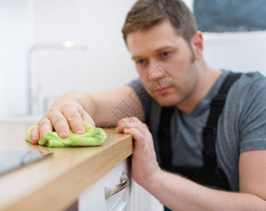 清洁服务概念男人清洁厨图片