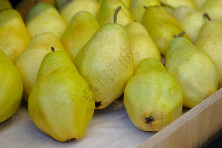 蔬菜店卖了很多成熟的新鲜果汁梨子梨子放在杂图片
