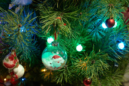 美丽的圣诞树装饰关闭新年树灯和装饰品关闭圣诞图片