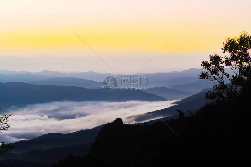 夕阳与薄雾远眺群山图片