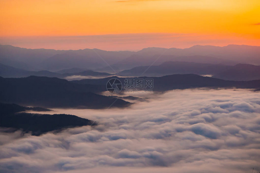 夕阳与薄雾远眺群山图片