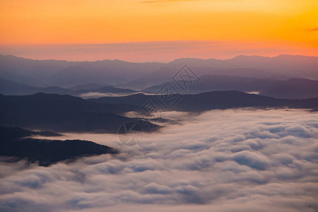 南塔夕阳与薄雾远眺群山背景