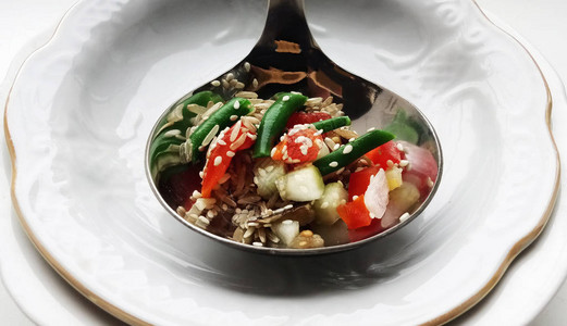 用勺子和白盘子从天然蔬菜中提取的健康食品健康食图片