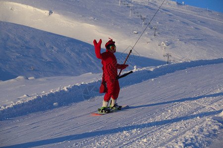 滑雪坡上穿着滑雪斜坡服装的滑稽虾kigurumi图片