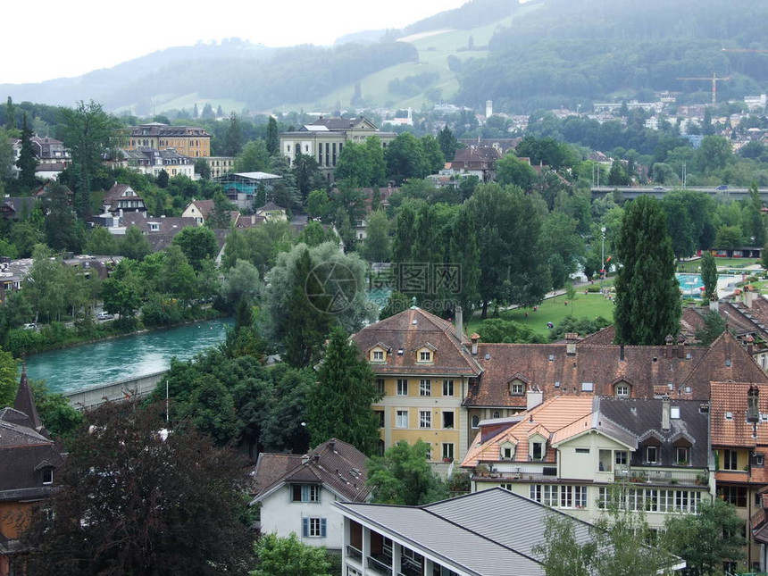 瑞士联邦首府伯尔尼市中心Aare河一带房屋顶的全景图象瑞图片