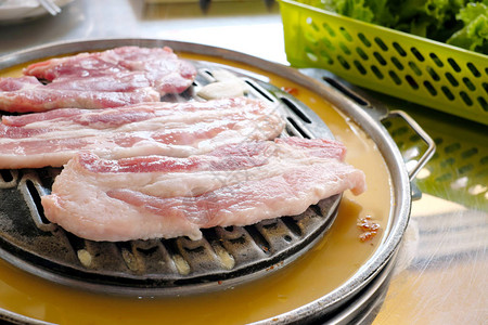 韩式热锅上的生肉图片