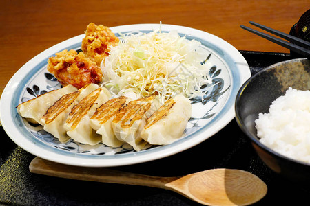 美味的日本饺子在盘子里图片
