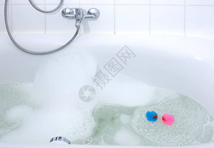 浴缸里的粉和蓝鸭图片