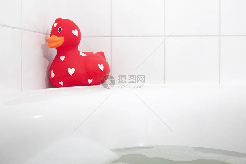 浴缸中的大红橡胶鸭有图片