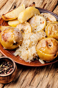 烤土豆配苹果和酸菜乡村食品图片
