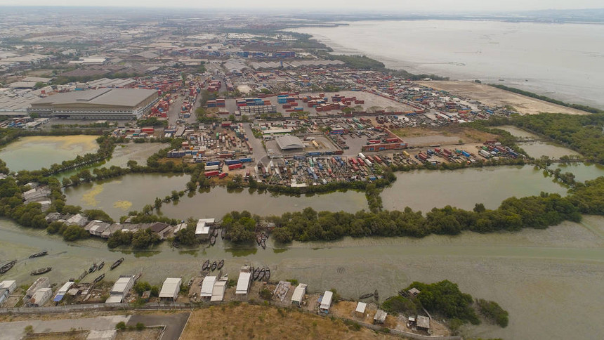 鸟瞰集装箱码头港口泗水带集装箱起重机的货运工业港口印度尼西亚丹戎霹雳州物流图片