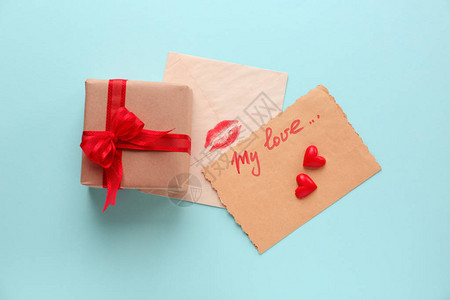 情人节贺卡与彩色背景上的礼品盒图片