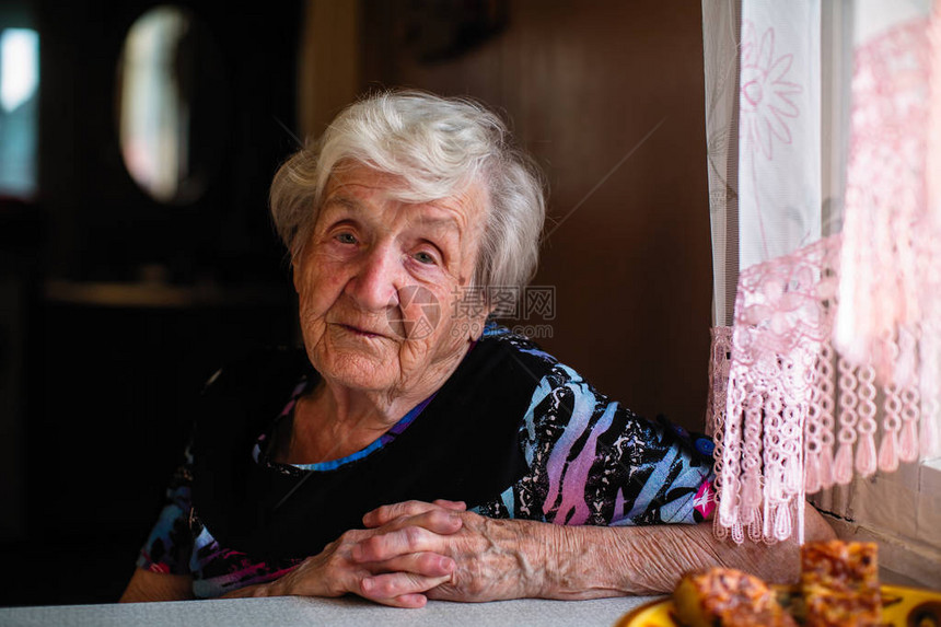 一个老年领取养老金的妇女在家图片