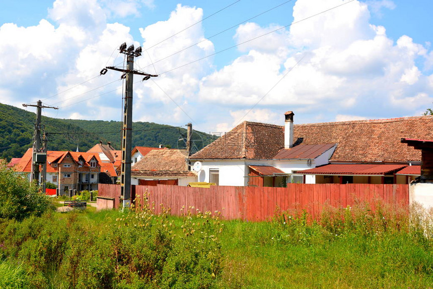 罗马尼亚特兰西瓦尼亚州Seesd村典型的农村景观和农民住房图片
