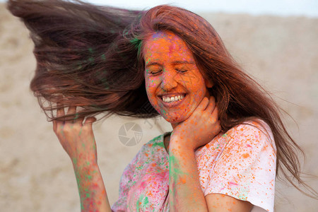 在沙漠中欢乐的年轻模特儿风吹着头发庆图片