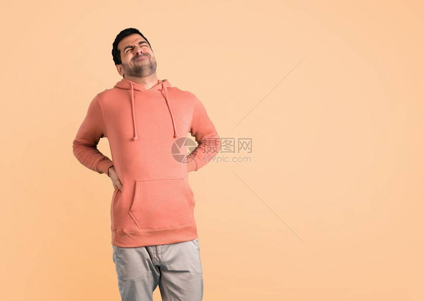 穿粉红色运动衫的男人背部疼痛在图片