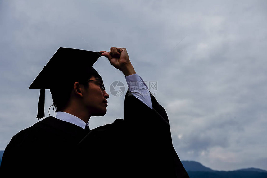 大学毕业那天快乐的人带证书的毕业帽的学图片