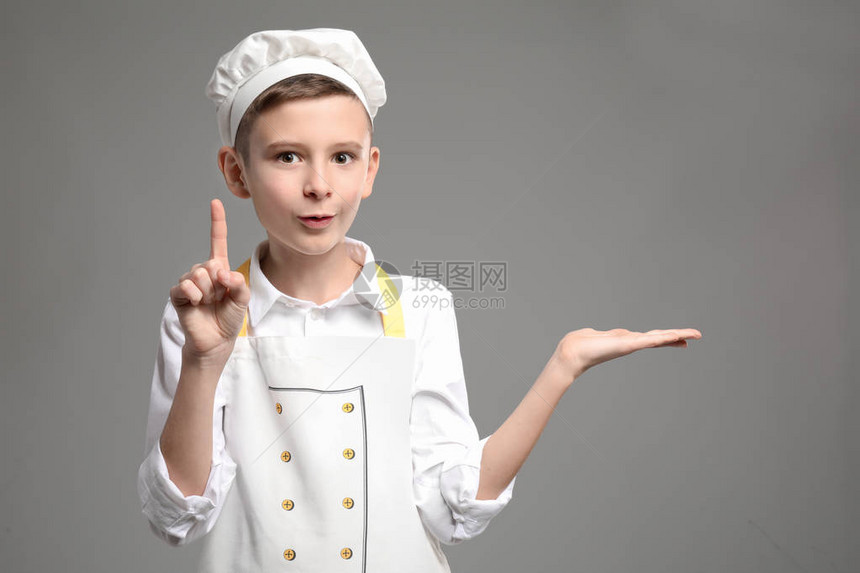 可爱的小厨师和高起的食指握着灰图片