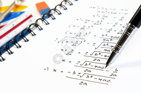 数学课上考试练习测验或测试的数学二次方程公式的笔迹解决指数图片