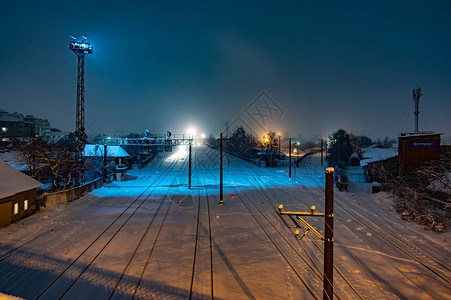 夜间降雪期间城市的铁路轨道图片