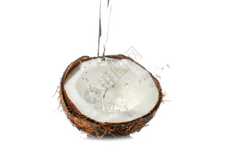 一半的新鲜椰子与白色背景上的水溅背景图片