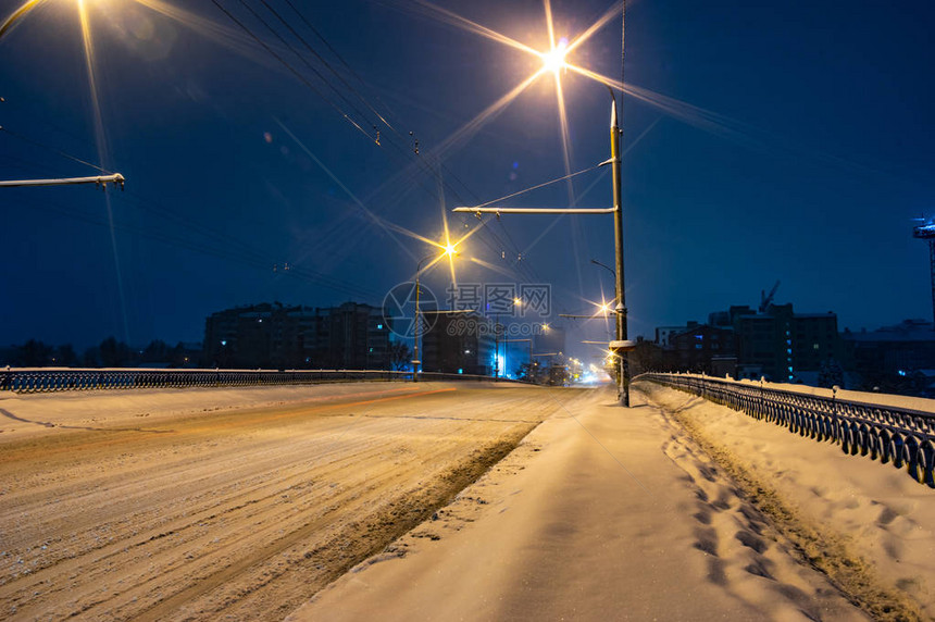 夜间在大雪降下时图片