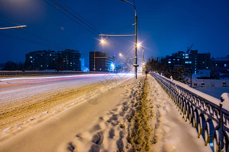 夜间在大雪降下时图片