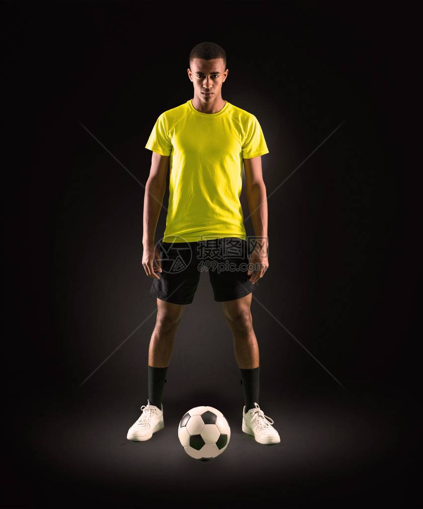 深肤色的足球选手在黑暗图片