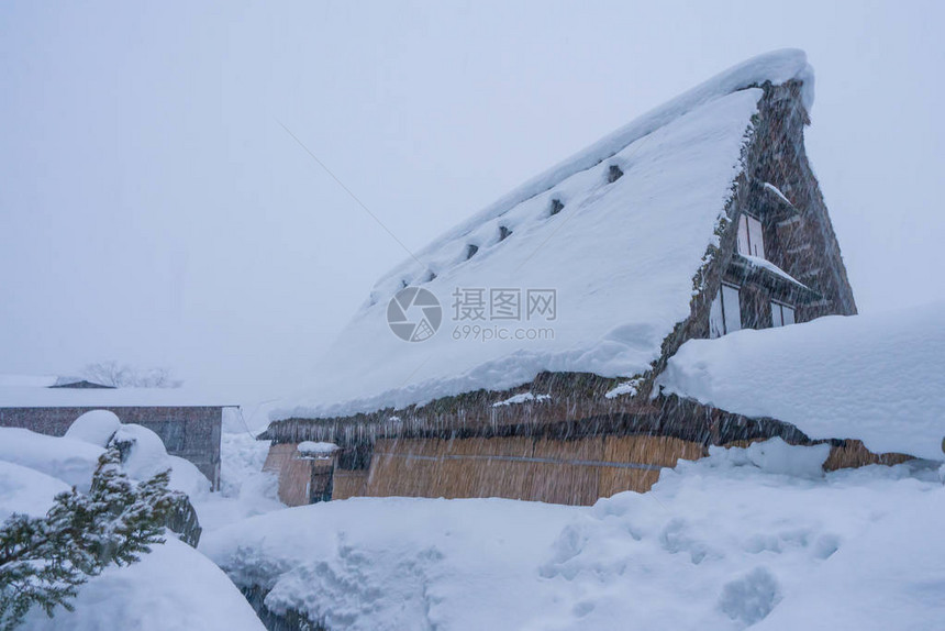 日本白川乡岐阜中部冬天下雪图片