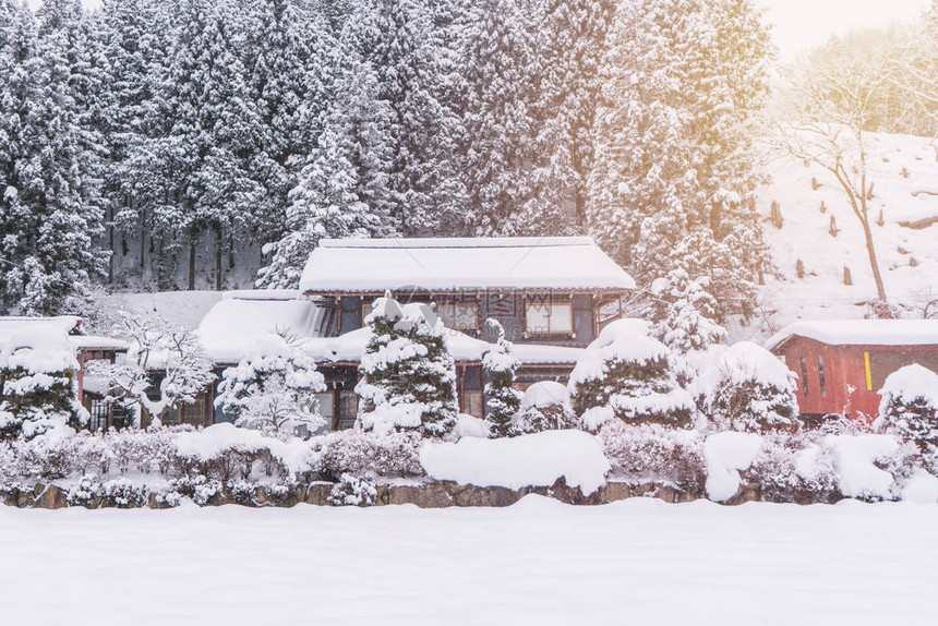 日本岐阜中部冬天下雪图片