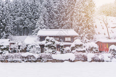 日本岐阜中部冬天下雪图片