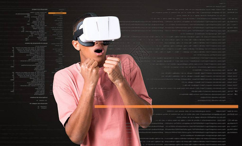 使用VR眼镜的年轻非洲美国人虚拟现实经验VR图片