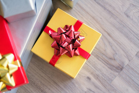 豪华的新年礼物盒和圣诞礼物盒装有蝴蝶结带图片