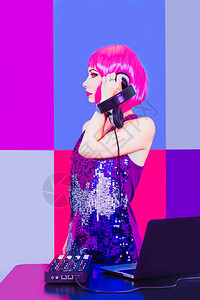 红色粉色和蓝色背景的DJ粉红头发和头发女孩图片