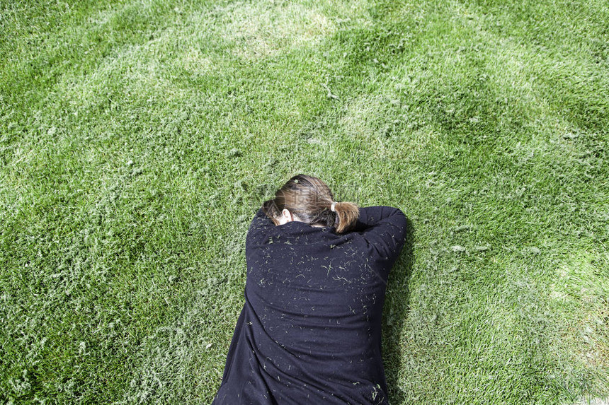 女人躺在草地上休息放松禅图片