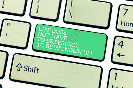 文字书写文本生活不一定要完美才能精彩良好生活建议的商业理念键盘意图创建计算机消息背景图片