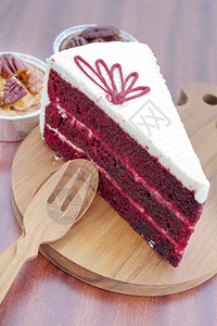 一块美味的红丝绒蛋糕图片