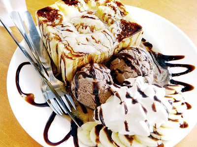 烤面包上的冰淇淋和热软糖图片
