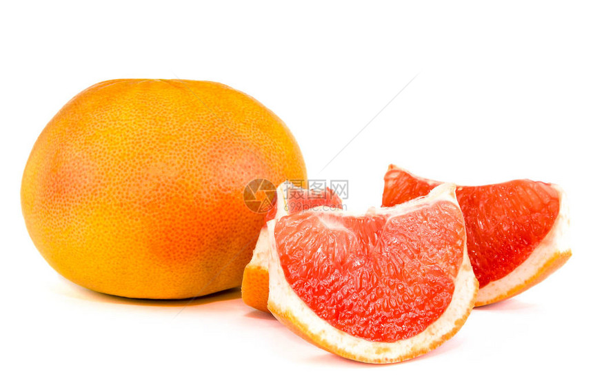 在白色背景上切片的葡萄柚和新鲜的整体图片